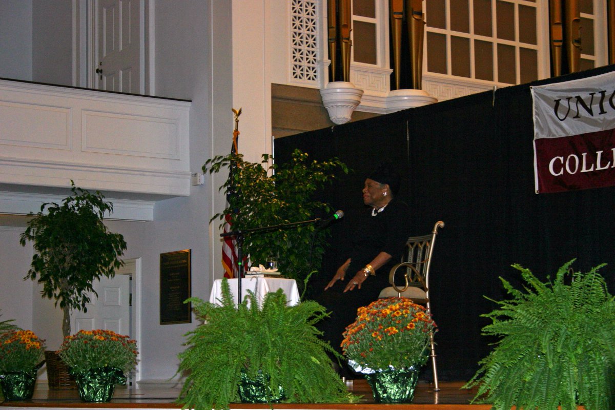 UnionStuAct's tweet photo. Today's #ThrowbackThursday is to 2007 when poet and civil rights activist Maya Angelou spoke in Memorial Chapel.

#UnionStuAct #UnionGetInvolved #UnionCollege https://t.co/88qSqMsOdR
