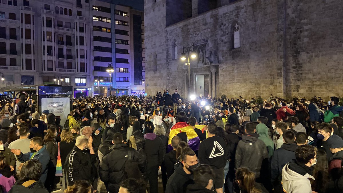 Estem en la concentració per la #LlibertatPabloHasel i per rebutjar les càrregues policials de dimarts.

Hui tornen a carregar i a disparar. Exigim la dimissió immediada de <a href="/Gloria_Calero/">Gloria Calero</a>! 

Vergonya govern de <a href="/PSOE/">PSOE</a> <a href="/PODEMOS/">Podemos</a>!