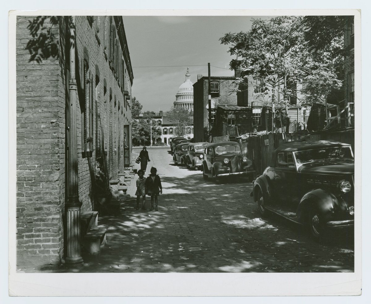 There's a lot of context needed for today's  #FrameIt image, "Temple Court off D Street and Delaware, SW, Washington, D.C." by Marion Post Wolcott, presumably shot between 1938 and '42, when she worked for the FSA.  http://frameit.blot.im/ 