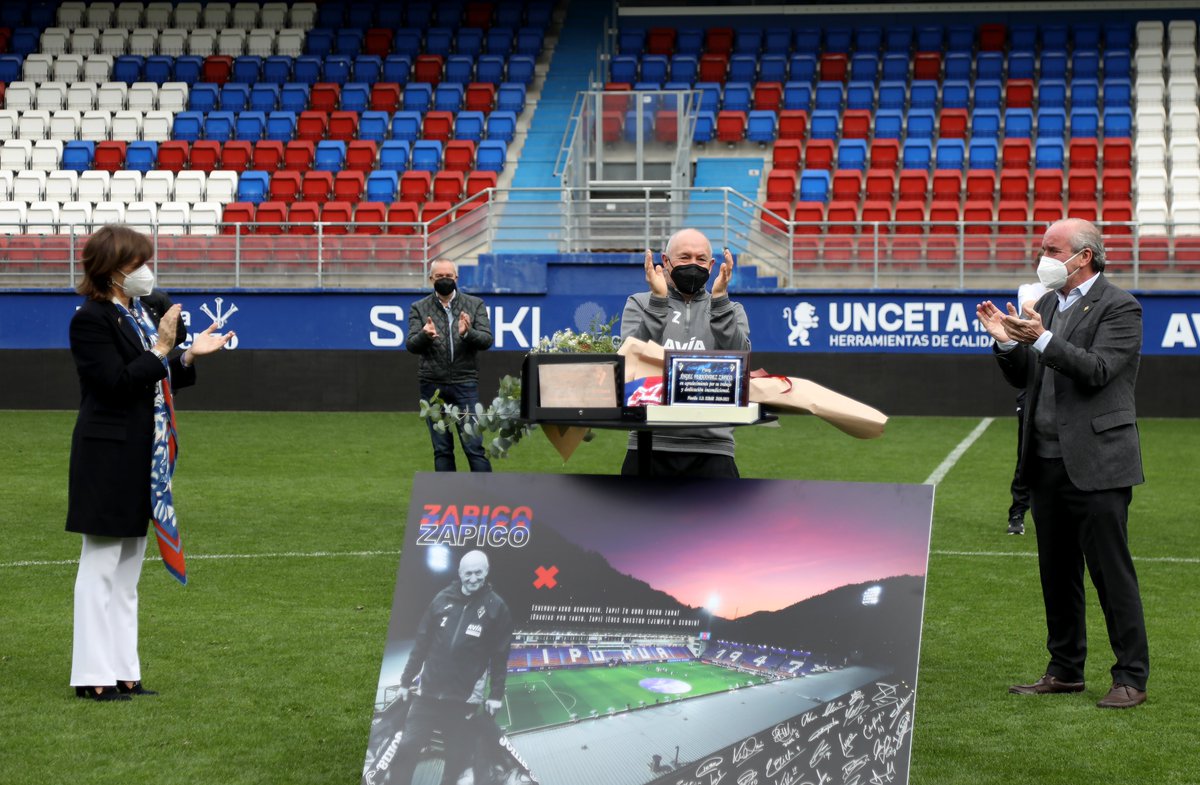 SDEibar's tweet photo. 🙌 Se jubila un grande. Se retira Don Angel Fernández Zapico 🔝
#EskerrikAskoZapico https://t.co/CAy3lEjOE4