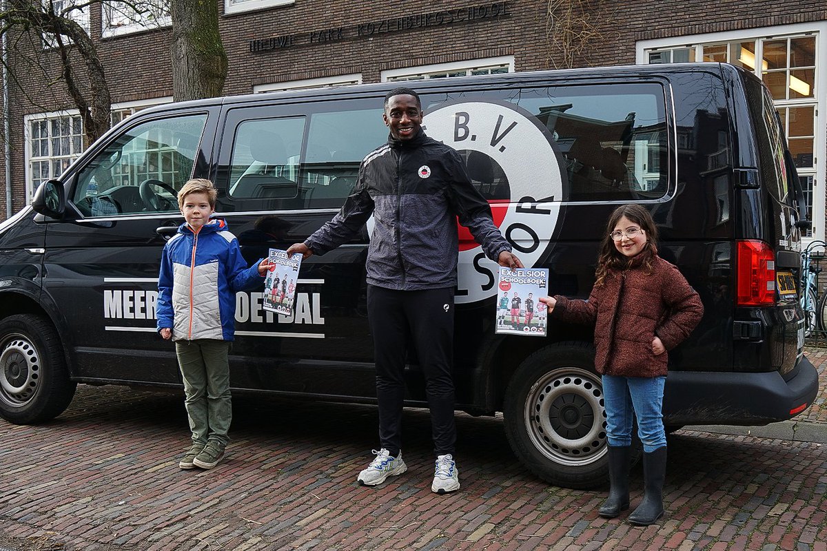 📚 In het jaar van de taal lanceren wij de allernieuwste versies van het <a href="/excelsiorrdam/">Excelsior Rotterdam</a> Schoolboek! Bomvol met leerzame opdrachten!
 ⁣
📸 <a href="/AMMoreiraa/">Ahmad Mendes Moreira</a> reikte de eerste exemplaren uit aan kinderen van de NPRS Rotterdam! 

💪⚫🔴 #samensterk #mvo #e4a #rotterdam #educatie