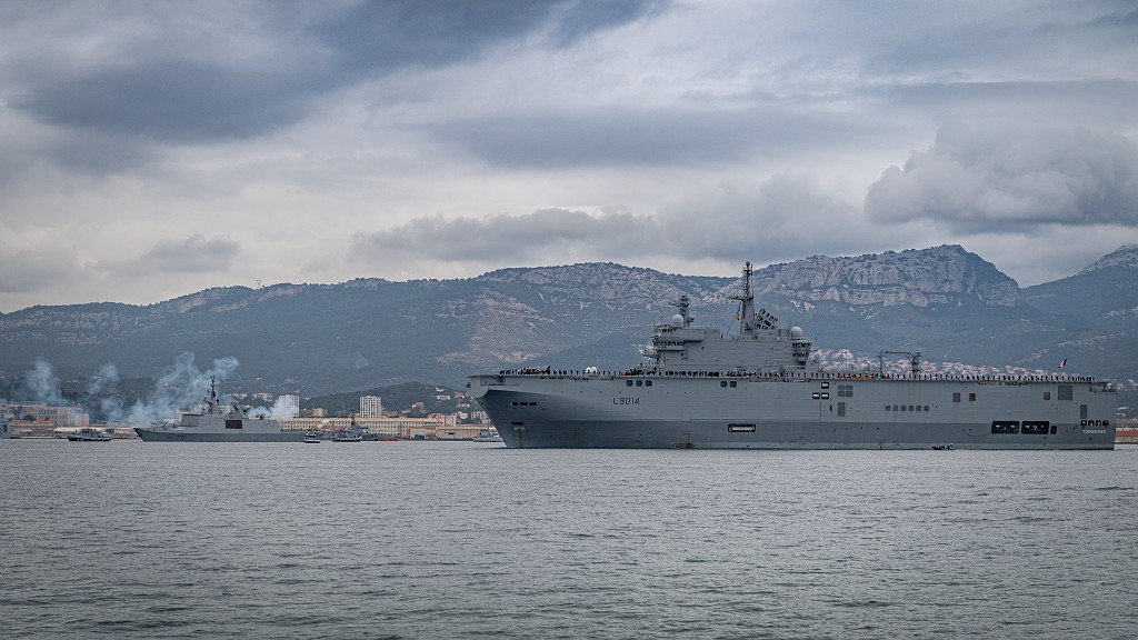 EtatMajorFR's tweet photo. [#JDA_21] Appareillage du groupe Jeanne d’Arc 2021, c’est parti pour 5 mois de mer !
Au programme :
➡️ Formation des élèves officiers ;
➡️ Participation à plusieurs missions opérationnelles ;
➡️ Déploiement dans des zones d’intérêt stratégique ;
#NotreDéfense https://t.co/WnT9i6IoPI