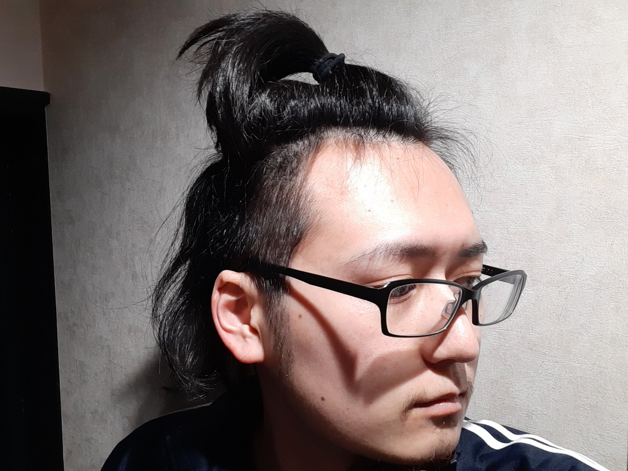 メソ 仕事中は前髪邪魔なんで雑ちょんまげスタイルです T Co ktmh0qkl Twitter