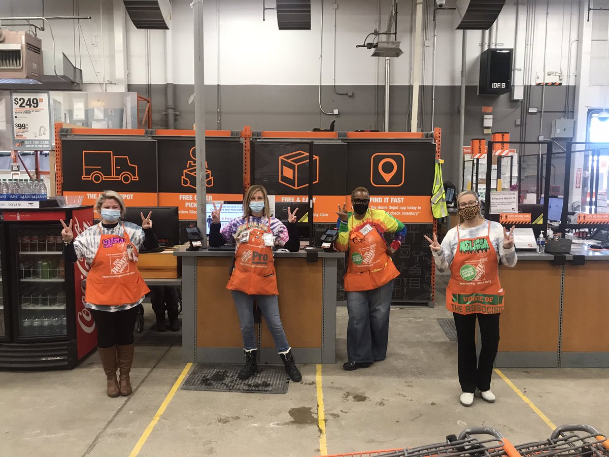 Hmeg1's tweet photo. ✌🏽🌈1️⃣9️⃣0️⃣6️⃣ Tie-dye day! #VOACENTRAL https://t.co/BQIirdqDte
