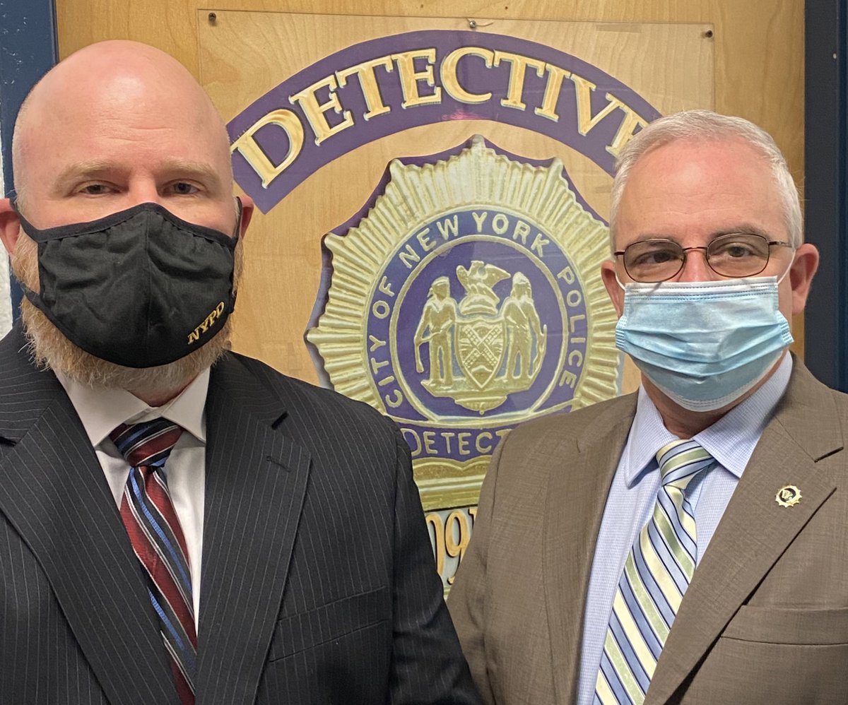 NYPDnews's tweet image. Yesterday, this incident went viral on social media & the community came through in response, sending a lot of good information to our @NYPDTips hotline.
Today, our @NYPDDetectives took that information & apprehended the suspect.
Thank you to everyone who lent a hand. #OneNY