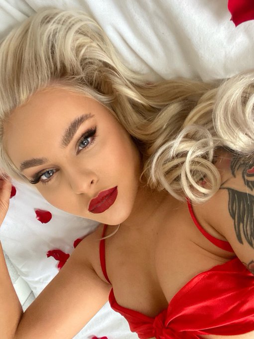 💋 The face// the booty 💋 https://t.co/8nx5ULWN0Q