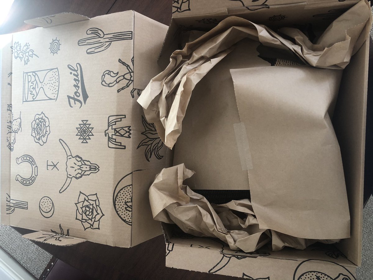 amazonian_alien's tweet photo. @Fossil not going to lie, even my food delivery packages are packaged nicer than this. Glad I opened this before giving it as a gift. https://t.co/CvEM0Ace5X