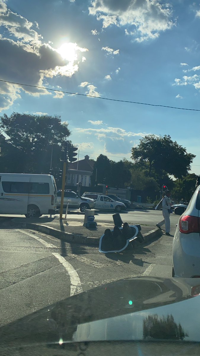 Saul_Mayers's tweet photo. @MyJRA robot still hasn’t been repaired. Cnr Bompas and Jan Smuts. https://t.co/CYdgxoajnq