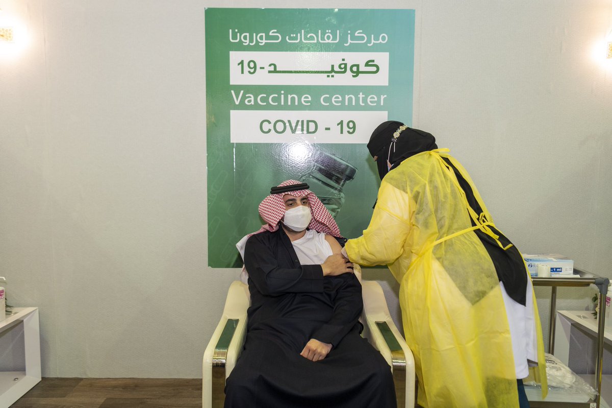 aaljarwan7's tweet photo. سيدي صاحب السمو الملكي الامير فيصل بن نواف بن عبد العزيز أمير منطقة الجوف يتلقى الجرعة الأولى من لقاح كورونا "كوفيد - 19" ويشكر القيادة #أمير_الجوف #الجوف https://t.co/b6bEeFlJtS