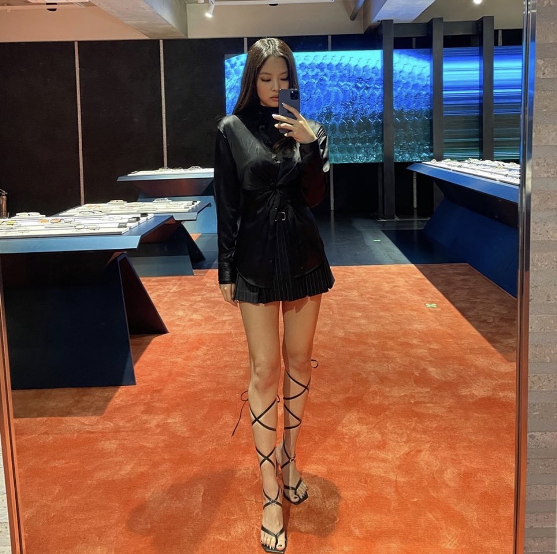 cyanblink's tweet photo. JENNIE LOOKS SO HOT I'M GOING TO FAINT WTF 🥵 @BLACKPINK https://t.co/42PMTz1vPu