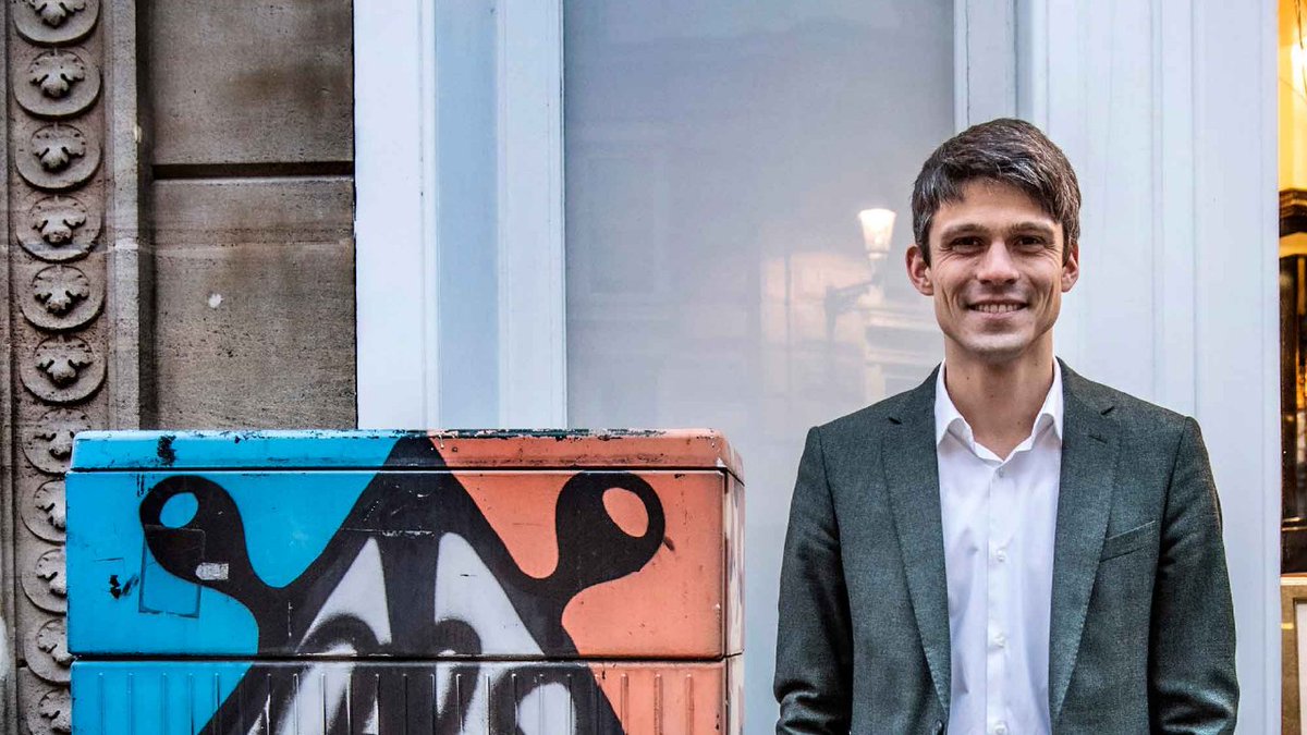 Hoe zal entertainment er in 2025 uitzien? <a href="/dalle_benjamin/">Benjamin Dalle</a>, Vlaams minister van Brussel, Jeugd en Media, vertelt erover in <a href="/tijd/">De Tijd</a> - bit.ly/3k0eEFY