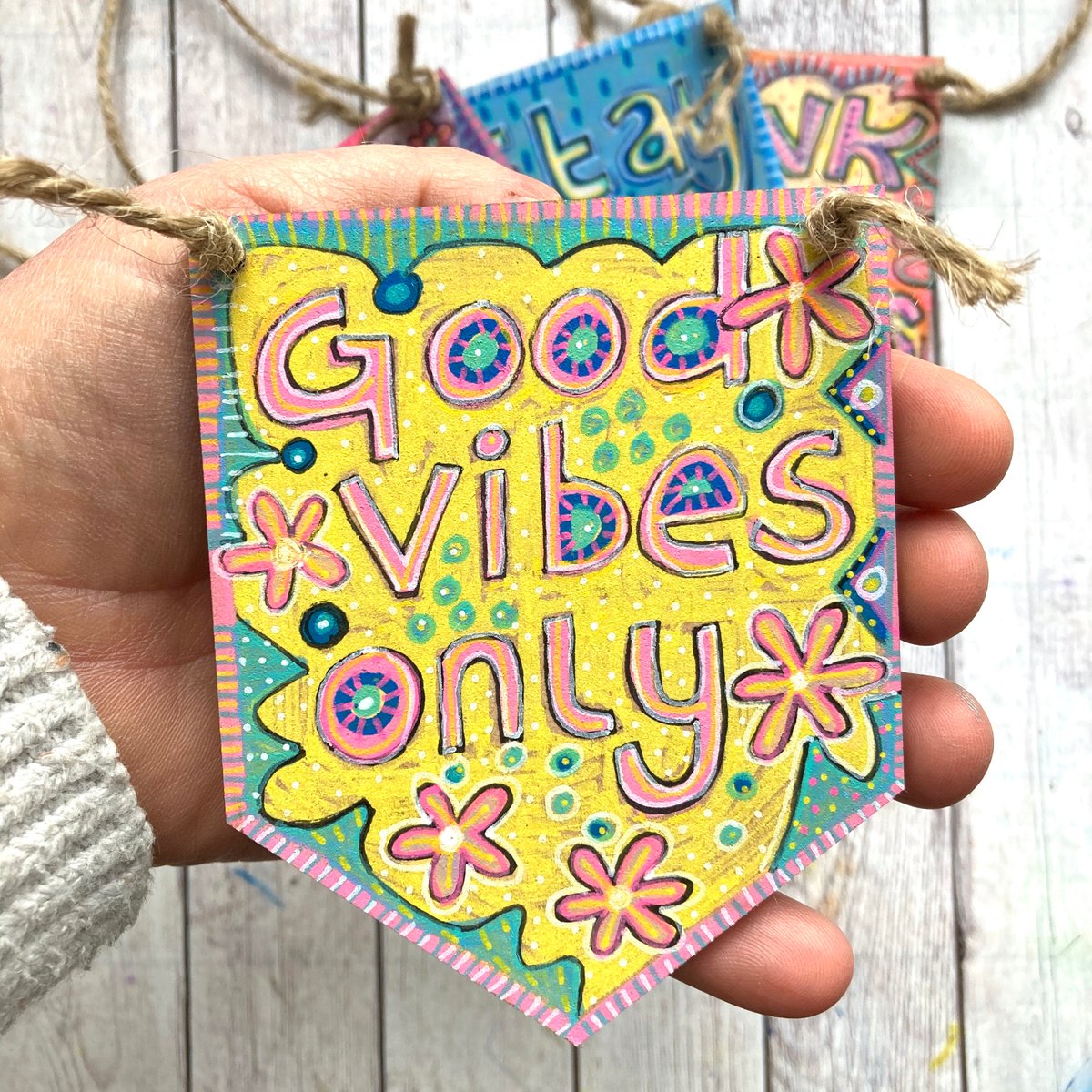 buck_lj's tweet photo. Mini Motivational Quote Signs, Positive Banner, Wood Plaque, Colourful Wall Art, Letterbox Gift, Kids Room Decor, New Home Gift, Best Friend https://t.co/yryDwtO2E3 #Slumbermonkey #Etsy #MotivationalSign https://t.co/8VgPlWNcI6