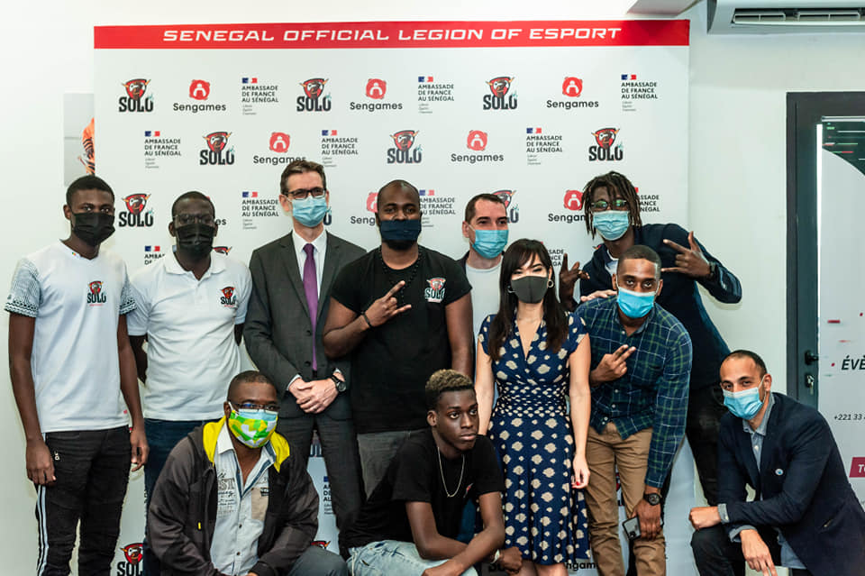 FranceoSenegal's tweet photo. #LoiDéveloppementSolidaire
@FranceoSenegal soutient @soloesportclub. Le 1er club Esport d’Afrique de l’ouest accompagne 10 jeunes joueurs professionnels sur des compétitions de jeu vidéo à l’international et a déjà remporté le championnat #FIFA21. https://t.co/dhOk2cdNMr
