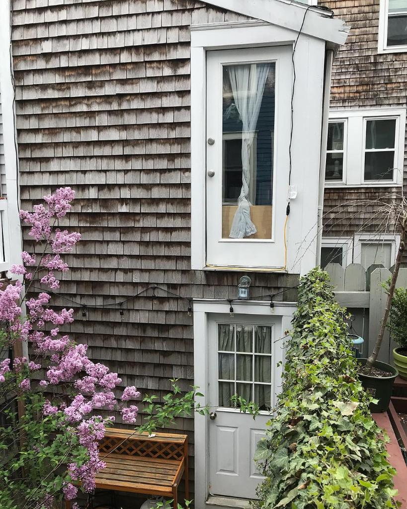 realtordotcom's tweet photo. One home inspector shares the wildest photos on the job! A toilet in the kitchen? A second-story door with no stairs? 😳

See more 👀 https://t.co/SBU2azEN5y https://t.co/ycmZvd01Mp