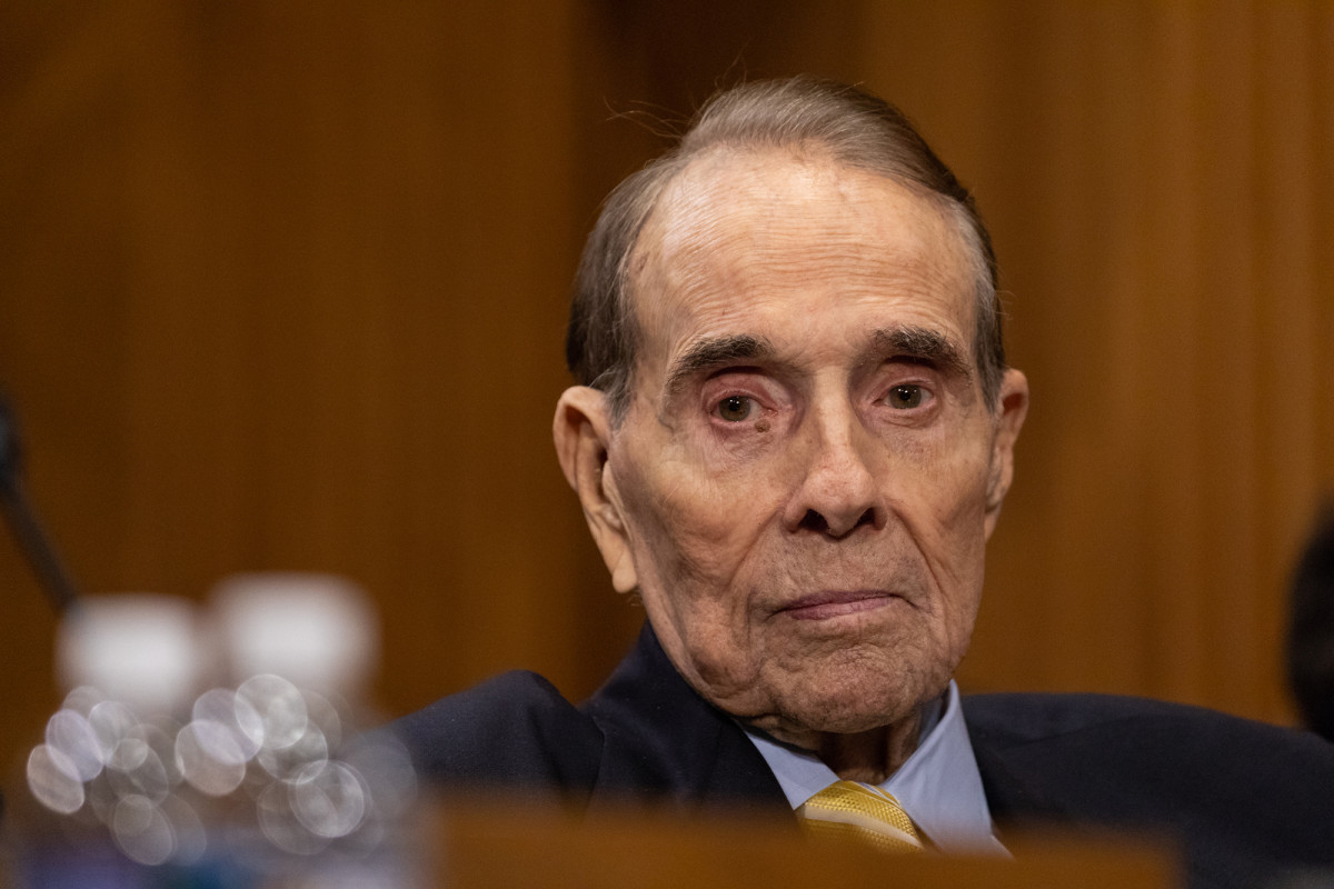Former Sen. Bob Dole reveals he has stage 4 lung cancer