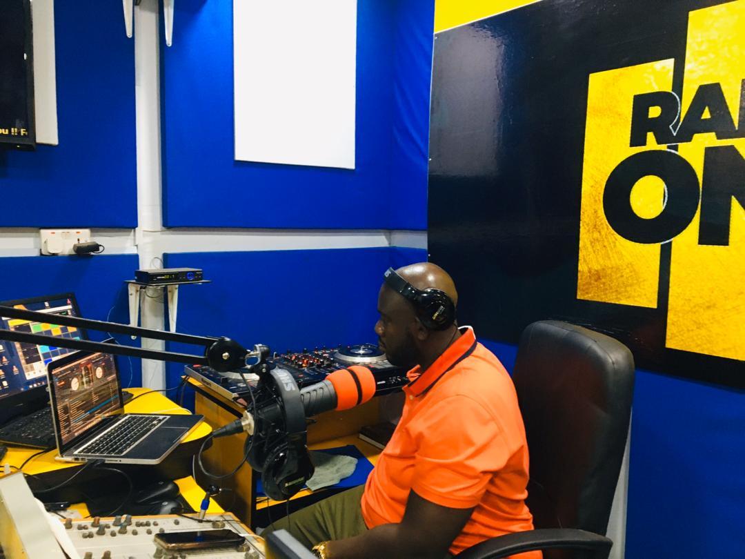 _iamtunechi's tweet photo. #FormulaOne with @djsliming on @abnradioone 
#TeamPono ✊🏾✊🏾✊🏾
Wale go bed anytime aswear walahi
 https://t.co/7j1lMyqAjZ