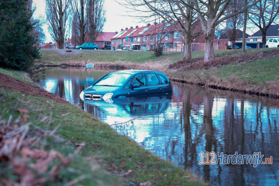 Handrem vergeten, auto belandt in het water bij de Hofdijkstraat. 112Harderwijk.