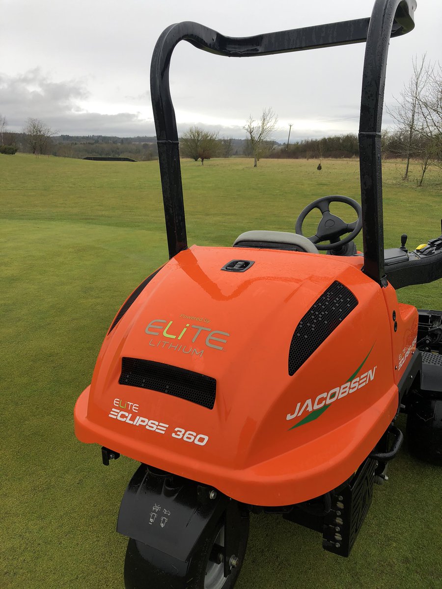 GreenkeepersKGC's tweet photo. Little demo of the 360 before greens maintenance 😀 #Jacobsen #PaTurneys 👏🏼 https://t.co/XNHBvMY5kt