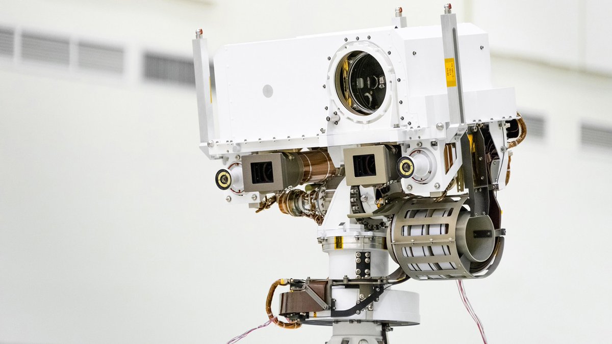 SpaceNosey's tweet photo. El #Mars2020 lleva en total 25 cámaras:

- 19 en el rover.
- 3 en la cubierta superior mirando hacia arriba para ver el despliegue del paracaídas.
- 1 en el modulo de descenso para ver al rover bajar.
- 2 en el helicóptero #Ingenuity.

@NASAPersevere
#CountdownToMars #Mars2020 https://t.co/jqWC3wL4zi