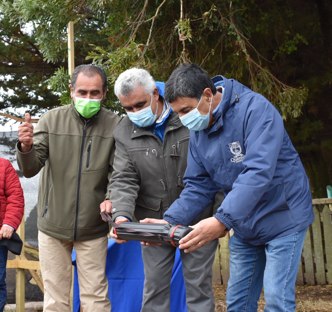 DPPChiloe's tweet photo. Gobernador @pedroandradep acompañado del Alcalde @GustavoLobosM y Director (s) @SaludChiloe , José Cárdenas, participó en la ceremonia de colocación de la primera piedra de las obras de reposición de la antigua posta de salud rural en isla #Voigue, comuna #Quemchi #Chiloé https://t.co/cCx11MxDsO