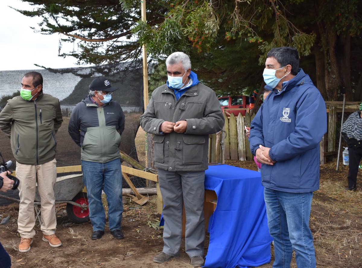 DPPChiloe's tweet photo. Gobernador @pedroandradep acompañado del Alcalde @GustavoLobosM y Director (s) @SaludChiloe , José Cárdenas, participó en la ceremonia de colocación de la primera piedra de las obras de reposición de la antigua posta de salud rural en isla #Voigue, comuna #Quemchi #Chiloé https://t.co/cCx11MxDsO