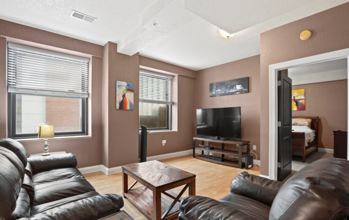 WisconsinTower's tweet image. Another great unit for sale in our building. Check out more photos in the listing from @CondoGuyMKE! 🏠 #ForSale #MKE #Milwaukee #Downtown #Condos #MKEDowntown

corleyrealestate.com/mls-listings/6…