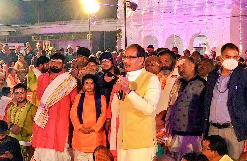 ChouhanShivraj's tweet photo. मैं संकल्प लेता हूं कि कल माँ नर्मदा जयंती के दिन से एक वर्ष तक प्रतिदिन एक पौधा लगाऊंगा और हम साथ मिलकर नशा मुक्त समाज का निर्माण करेंगे।

मैया के चरणों में प्रणाम और यही प्रार्थना कि सदैव प्रदेश पर उनकी कृपा बनी रहे, उनके आशीर्वाद से यह धरा धन्य होती रहे। हर हर नर्मदे! https://t.co/jQtWTPbTGu
