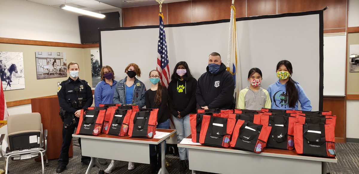 SharonMAPolice's tweet photo. SHS Team Rival has partnered with SSPARC and created "Comfort Bags", filled with items designed to comfort  people experiencing personal difficulties. The bags will be delivered by SPD with hopes of making an individual's difficult day easier. #kindnesssharonma https://t.co/BwGlYMXFts