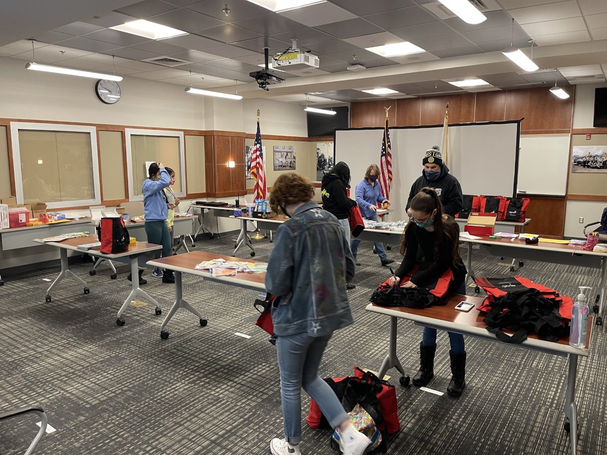 SharonMAPolice's tweet photo. SHS Team Rival has partnered with SSPARC and created "Comfort Bags", filled with items designed to comfort  people experiencing personal difficulties. The bags will be delivered by SPD with hopes of making an individual's difficult day easier. #kindnesssharonma https://t.co/BwGlYMXFts