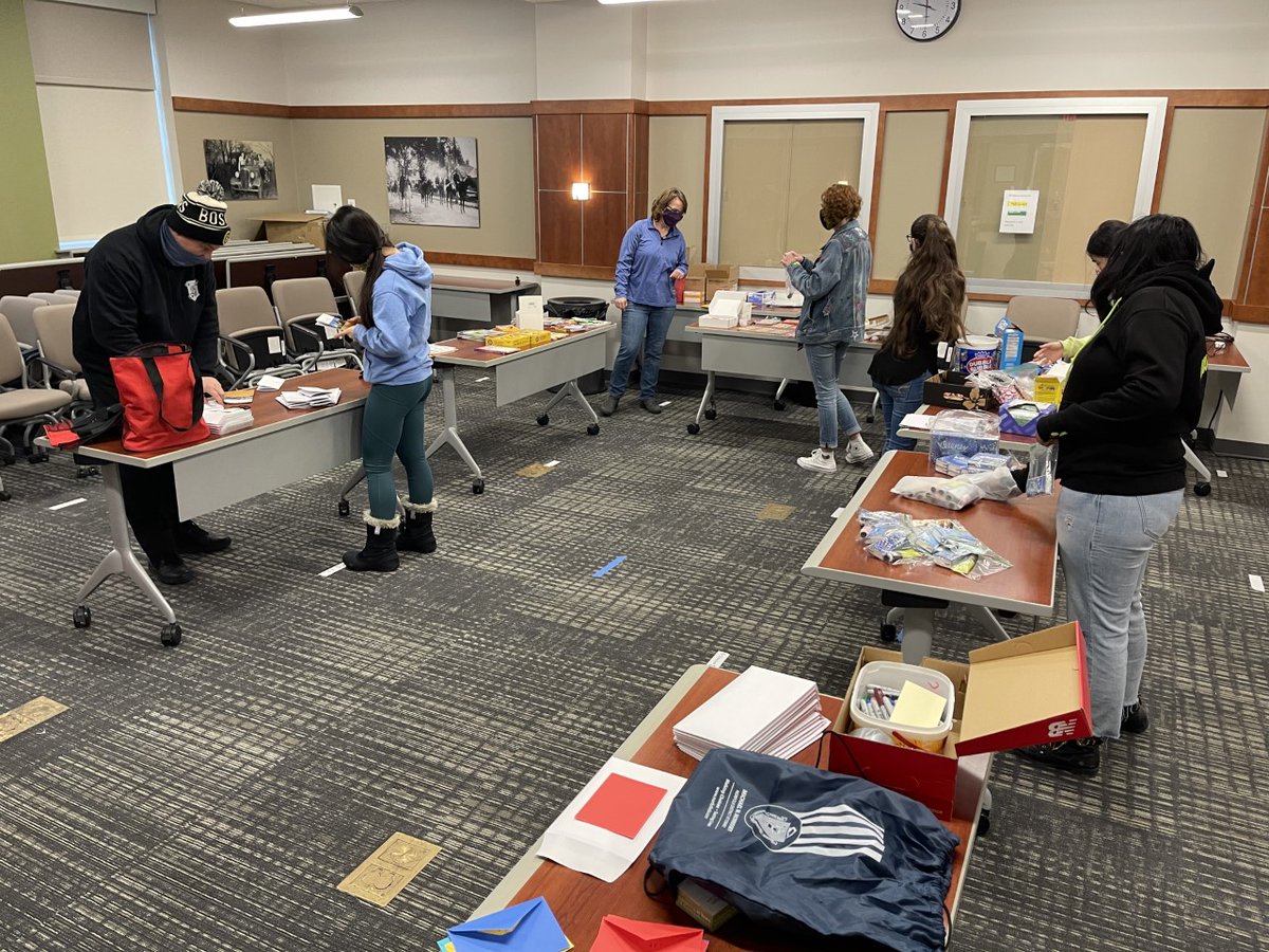 SharonMAPolice's tweet photo. SHS Team Rival has partnered with SSPARC and created "Comfort Bags", filled with items designed to comfort  people experiencing personal difficulties. The bags will be delivered by SPD with hopes of making an individual's difficult day easier. #kindnesssharonma https://t.co/BwGlYMXFts