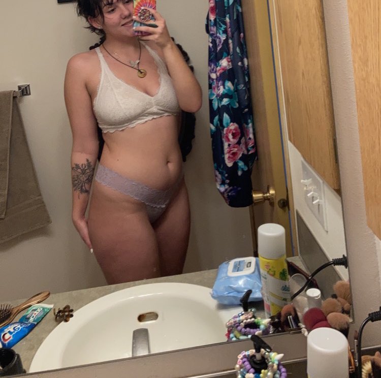 pixieparty1's tweet photo. free 20 day trial today!!! 
5$ onlyfans 💕
daily content 🖤
weekly solo video 💜
custom content❤️
 https://t.co/hxSSTFMXMw
#sexwork #kinky #onlyfans #sellingcontent https://t.co/P0SDUzS9vM