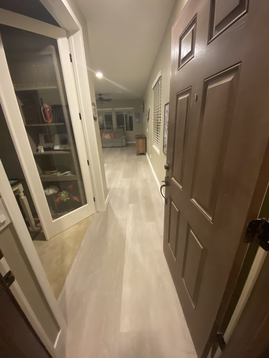 InteriorsNative's tweet image. This install is from last week out in Goodyear, AZ. We installed about 1000 feet of our Paradigm Conquest (color: Triumph) Luxury vinyl plank. It looks so good and really lightens up the house. Add in some new baseboards and it is a whole new look!