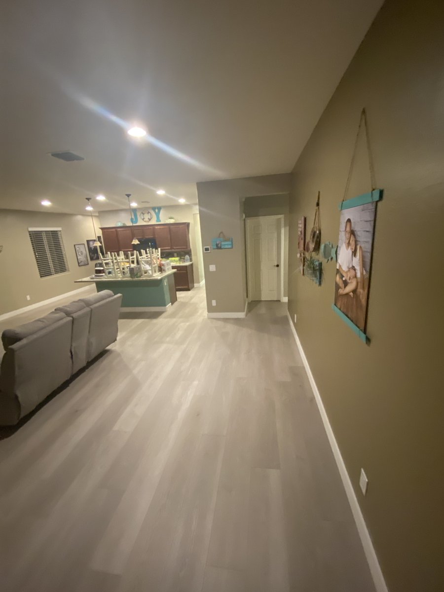 InteriorsNative's tweet image. This install is from last week out in Goodyear, AZ. We installed about 1000 feet of our Paradigm Conquest (color: Triumph) Luxury vinyl plank. It looks so good and really lightens up the house. Add in some new baseboards and it is a whole new look!