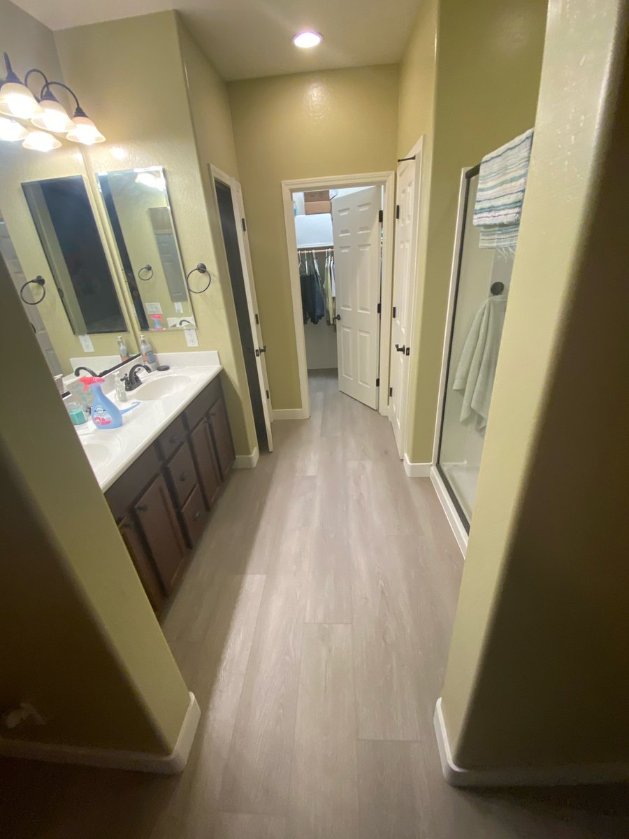 InteriorsNative's tweet image. This install is from last week out in Goodyear, AZ. We installed about 1000 feet of our Paradigm Conquest (color: Triumph) Luxury vinyl plank. It looks so good and really lightens up the house. Add in some new baseboards and it is a whole new look!