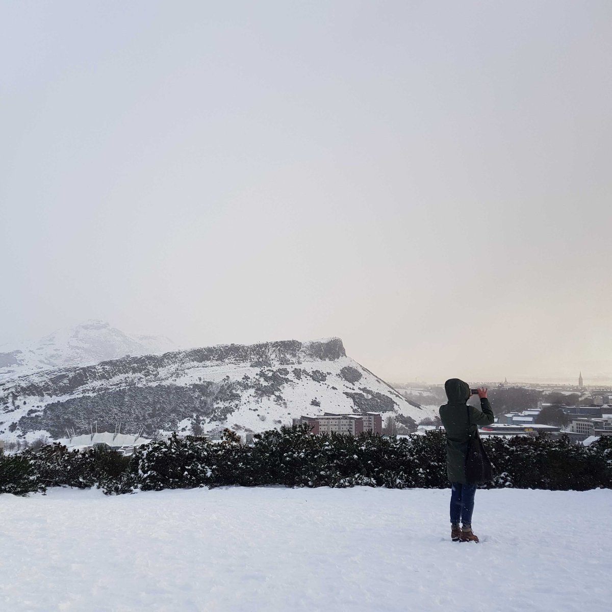 Arthur’s Seat and The Crags through the sun, snow &amp; sunset last week!

Edinburgh never fails to supply beautiful views (even if it’s baltic half the time) 😍

#edinburgh #arthursseat #caltonhill
