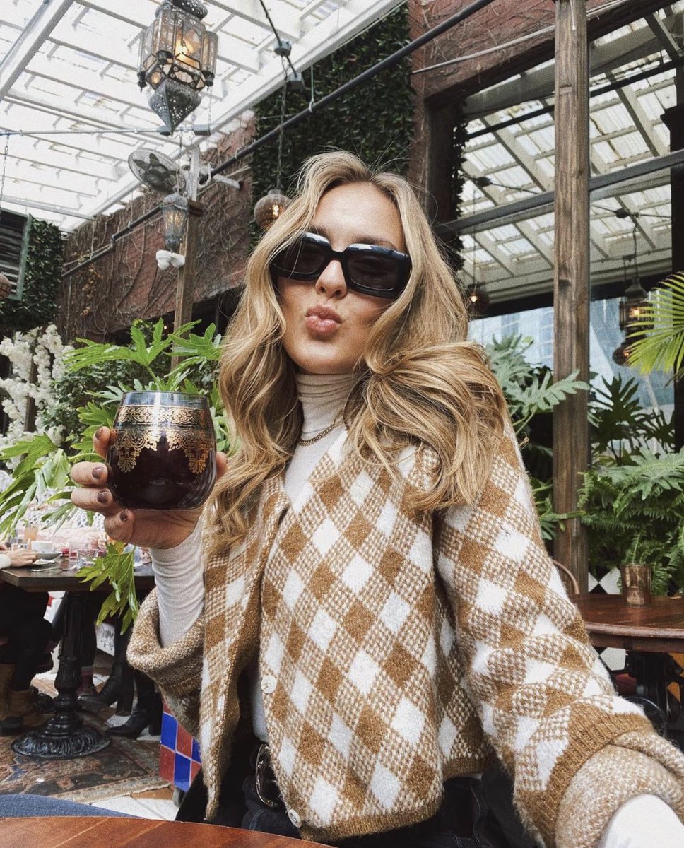 My kisses taste like cocktails 💋 

photo: @aubrewinters