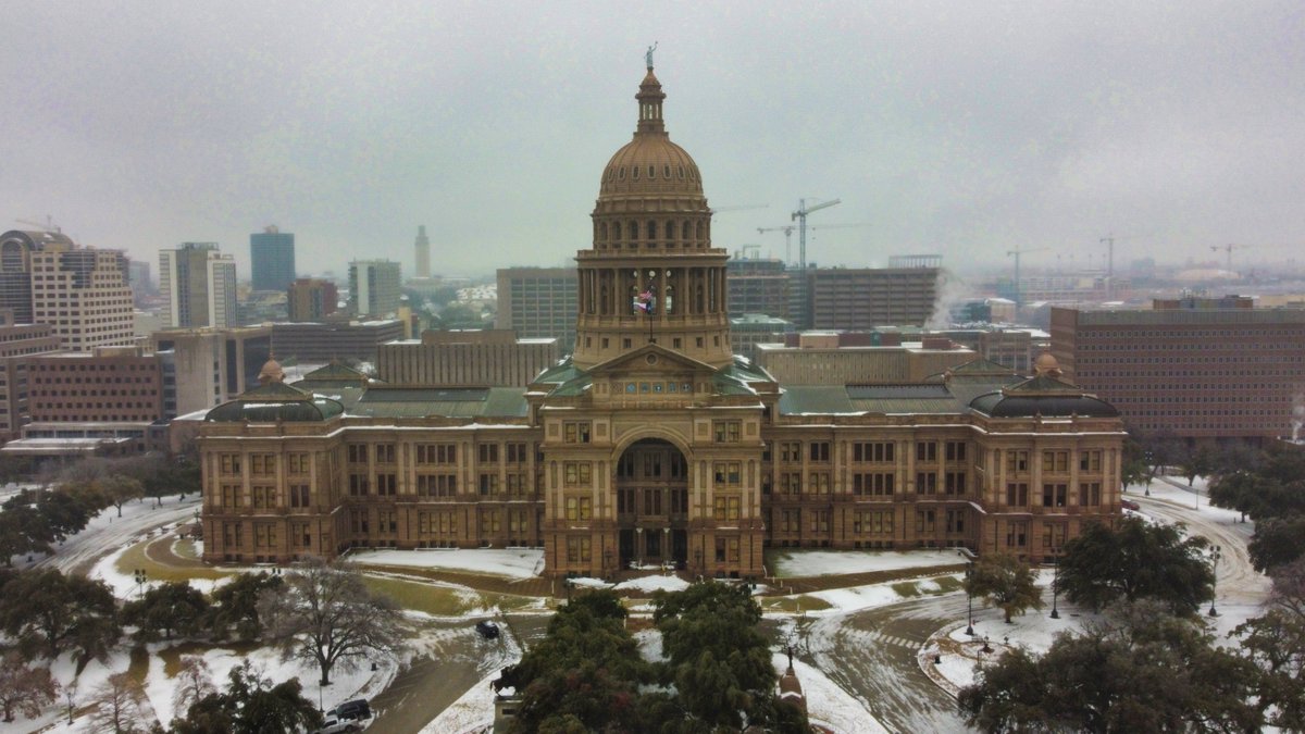 What the f*** is happening in Texas? I couldn’t sleep last night, so I did my best to put the backstory into a thread. If you have loved ones or friends in Texas...and are utterly confused how these events unfolded in the energy capital of the world, this is for you: