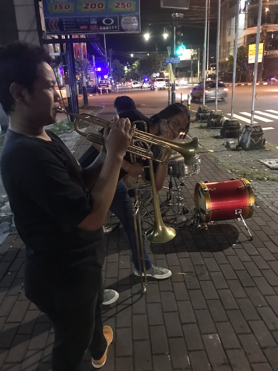 martianooooo's tweet photo. yg mungkin lewat bangjo pingit terus liat kita boleh lho seikhlas nya sharing di toples yg kita sediakan,  itung2 hiburan nunggu bangjo sing suiiine koyo kepastianmu, besar/kecilnya dr kalian sgt berarti buat cah2 sembari nunggu band2an meneh, semangat musisi covid... https://t.co/1mazMTXweP