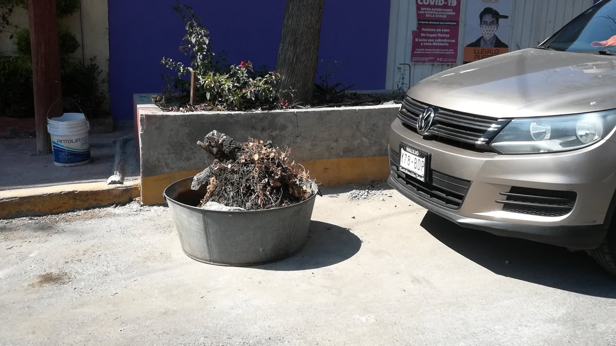 amyju's tweet photo. @Alcaldia_Coy Solicito apoyo para el retiro de botes y objetos que obstruye paso en vía publica,ubicacion calle san isauro esq san raul pedregal sta ursula, el vecino se adueña de la vialidad agrede verbalmente y ocasiona daño a vehiculos que se encuentre en su estacionamiento. https://t.co/FxuPjQasha
