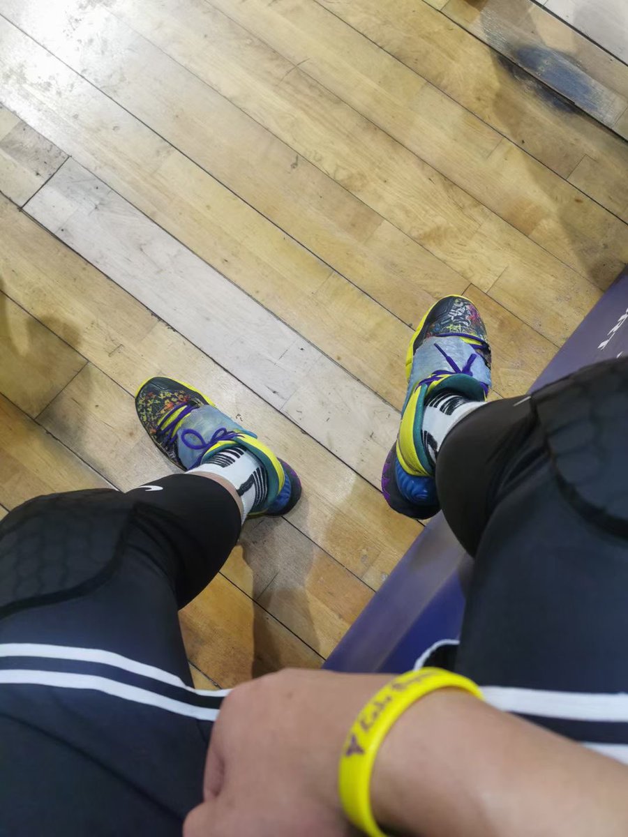 憋了一个寒假，在老家认识个打篮球的帅哥哥，本来一开始只是想买臭袜子的结果越来越骚想要舔人家鞋闻人家袜子，感觉这个哥哥也是好人了。一想到明天能闻到直男新鲜的臭脚就激动的睡不着觉啦。看他pyq照片简直就想当场跪在地上😭