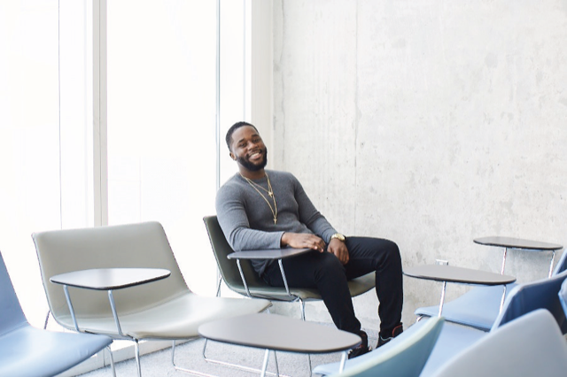 UofT_FIFSW's tweet photo. As child &amp; youth practitioner, Travonne Edwards witnessed how the child welfare system intervened more frequently &amp; severely in Black families. Now a #FIFSW PhD student, he's working w/ @bcanpeel &amp; @YouthWellnessTO to tackle over-reporting &amp; improve care. https://t.co/hZO4hQeC3c https://t.co/QGY2SAkC0L