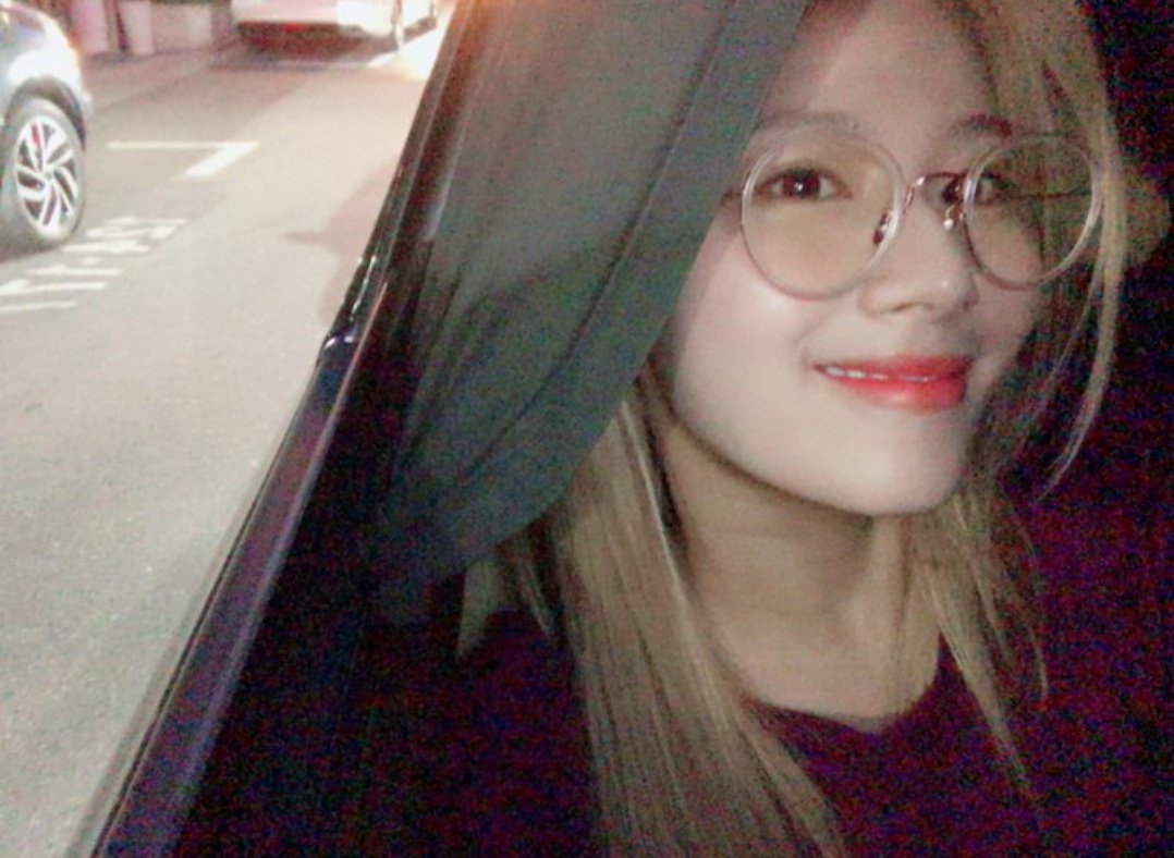 how can someone be this pretty and cute at the same time