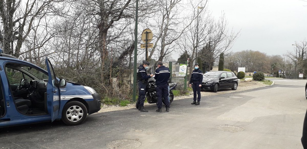 Prefet84's tweet photo. #SécuritéRoutière ⚠️ De nombreux accidents graves dus à un non-respect des limitations de vitesse ont été observés en #Vaucluse en 2021
Des contrôles routiers axés sur la vitesse ont été conduits aujourd'hui, en présence d'Alex GADRÉ, directeur de cabinet @Prefet84
#Tousvigilants https://t.co/DQefuXqQzp