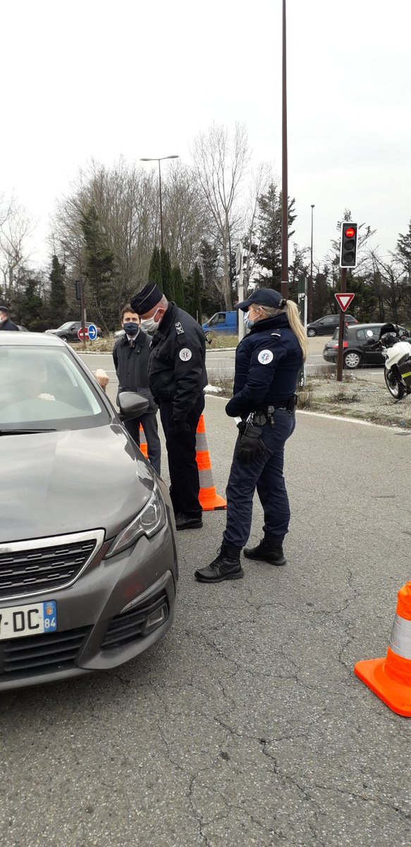 Prefet84's tweet photo. #SécuritéRoutière ⚠️ De nombreux accidents graves dus à un non-respect des limitations de vitesse ont été observés en #Vaucluse en 2021
Des contrôles routiers axés sur la vitesse ont été conduits aujourd'hui, en présence d'Alex GADRÉ, directeur de cabinet @Prefet84
#Tousvigilants https://t.co/DQefuXqQzp