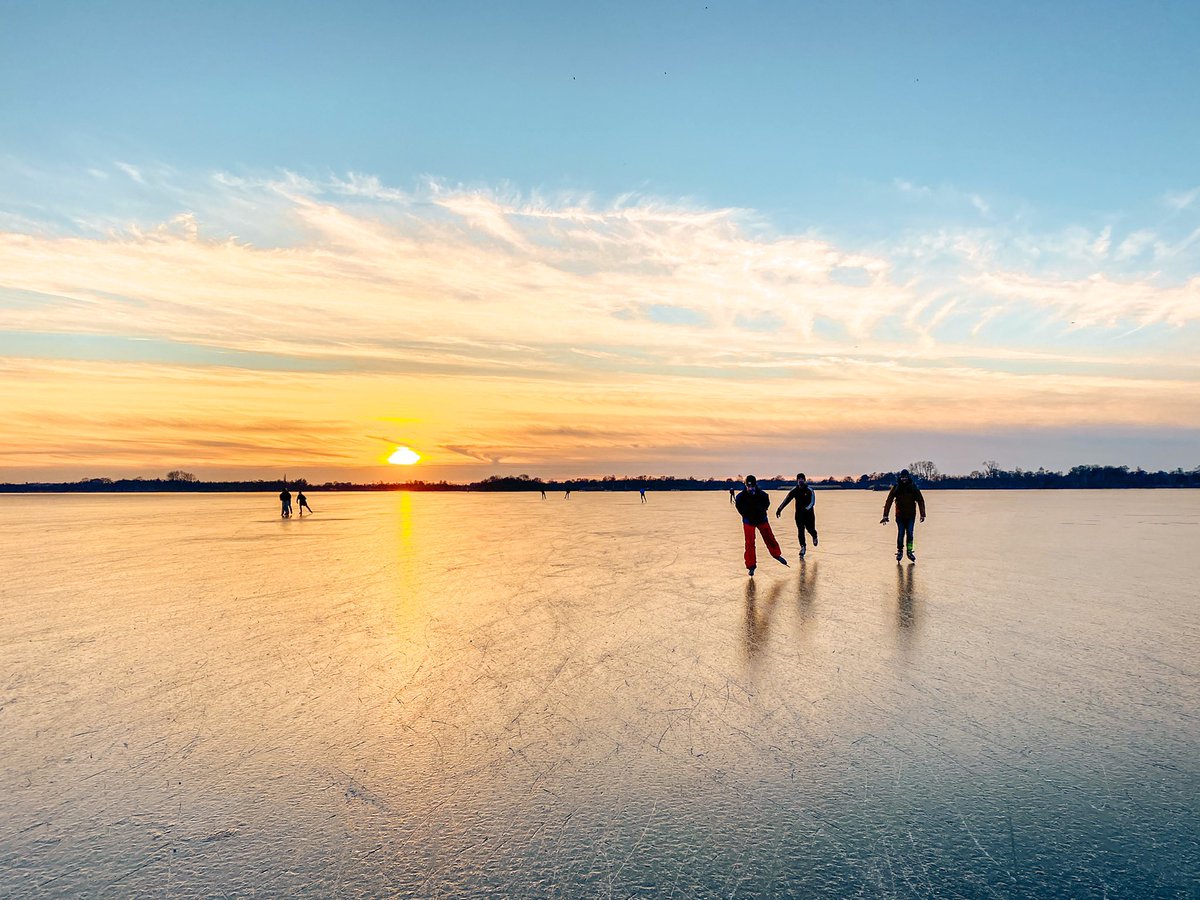 Nog even terugblikken op de mooiste week van 2021! 😍 Schaatsen op de Loosdrechtse Plassen. 
<a href="/enjoyLDP/">Loosdrechtse Plassen</a>