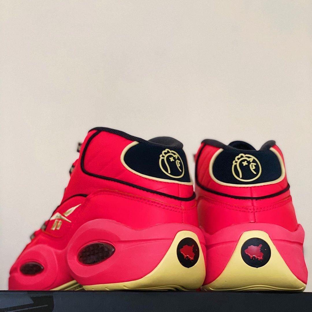 firstwefeast's tweet photo. The Reebok X Hot Ones Question Mid. Did you cop yours yet? (📸: @LifeAtComplex)

If not, https://t.co/9WLtqTfPHR 🔥 https://t.co/tvR0gYiKd7