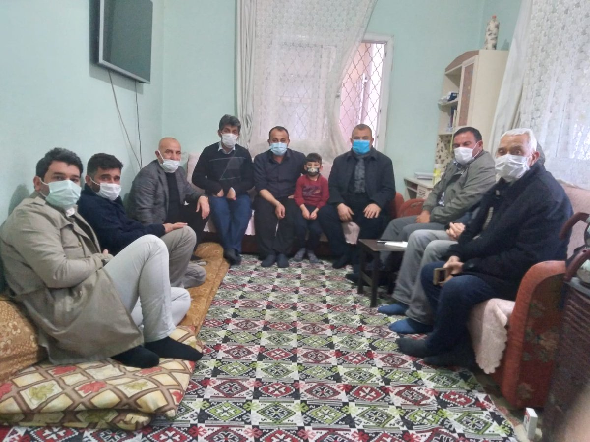 Önceki dönem Mithatpaşa Mahalle Başkanımız Hacı Yoldaş'ın Rahmet-i Rahmâna kavuşan kıymetli babası için, Bölge ve Mahalle Başkanlarımızla birlikte taziye ziyaretinde bulunduk.

Merhuma Allah'tan rahmet, ailesine ve dostlarına baş sağlığı diliyorum.