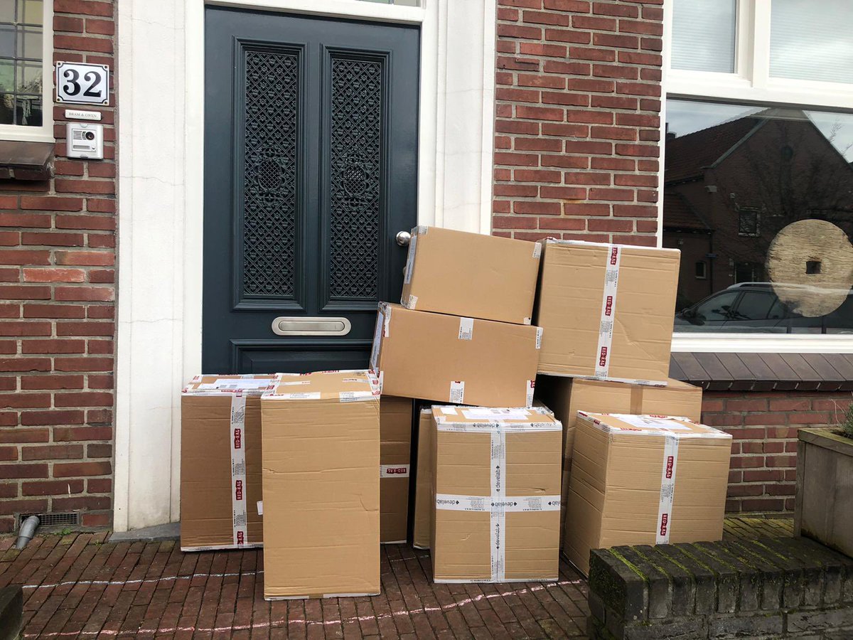 Beste @DHLNL op deze manier worden goederen gewoon voor de deur gezet als er niemand thuis is! Wat voor personeel hebben jullie in godsnaam in dienst.