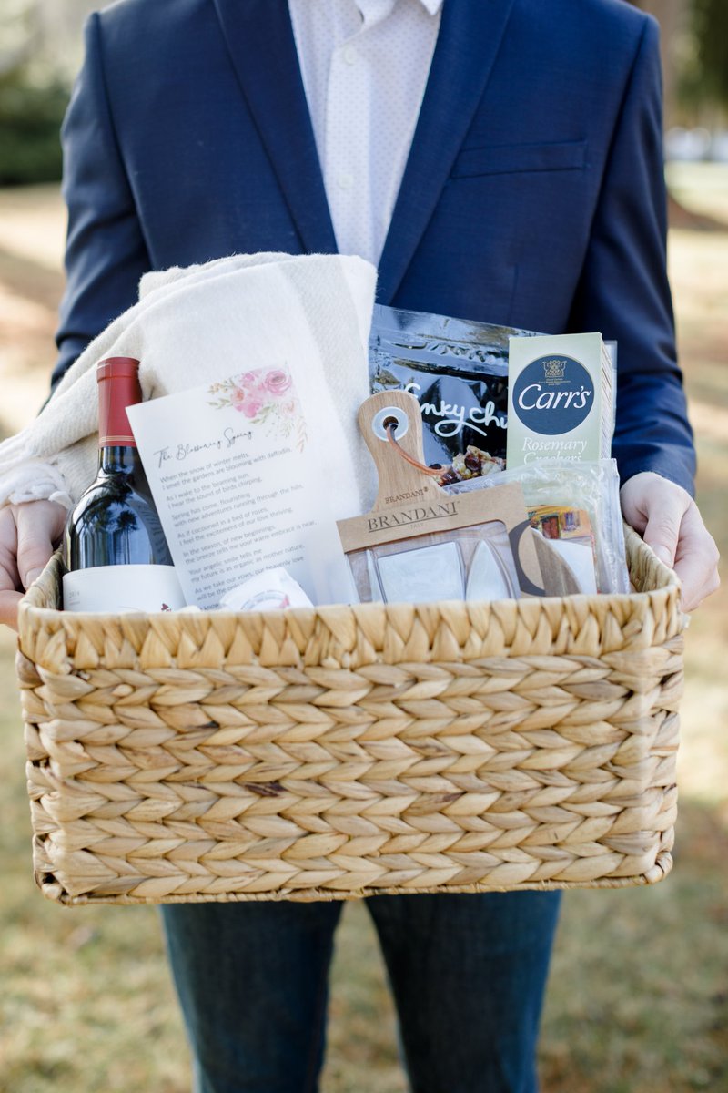 sho_writes's tweet photo. Love is in the air 💞💞💞

I had a blast creating this poem for a romantic New York styled shoot with #eliteweddingandeventplanning 

#showrites #writer #poem #poetry #styledshoot #wedding https://t.co/knuFuHe2ZM