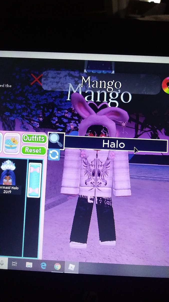 Mango12621898's tweet photo. The proof all of you wanted of my halos!!!! I haven't felt real comfortable being accused since I have been doing giveaways and really want to make people happy! I did the val AND showed proof the person said they claimed it..The other val guy unfollowed me before I could trade https://t.co/EJ63iTKfyn